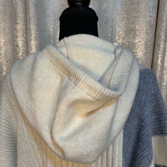 POL Cozy Cream and Gray Color Block Hooded Sweater - Picture 5 of 7